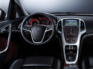Opel Astra (2009-2012)<br><br>Astra czwartej generacji mocno odeszła wyglądem i techniką od swoich poprzedników. Na rynku wtórnym jest jednym z ciekawszych kompaktów.<br><br>Fot. Opel 