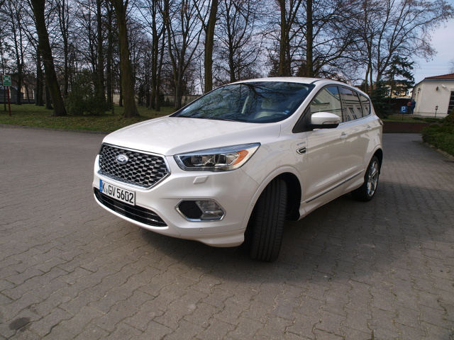 Ford Kuga
Do wyboru są silniki benzynowe 1,5 Eco Boost o mocy 120, 150 i 182 KM oraz diesle: 1,5 TDCi o mocy 120 KM oraz 2,0 TDCi o mocy 150 lub 180 KM. Słabsze silniki występują jedynie w samochodach z przednim napędem i ręcznymi, 6-stopniowymi skrzyniami biegów, mocniejsze z napędem obu osi oraz skrzynią automatyczną (benzyna 182 KM) lub zautomatyzowaną, dwusprzęgłową PowerShift (diesle 150 i 180 KM).
Fot. Michał Kij Ford Kuga
Do wyboru są silniki benzynowe 1,5 Eco Boost o mocy 120, 150 i 182 KM oraz diesle: 1,5 TDCi o mocy 120 KM oraz 2,0 TDCi o mocy 150 lub 180 KM. Słabsze silniki występują jedynie w samochodach z przednim napędem i ręcznymi, 6-stopniowymi skrzyniami biegów, mocniejsze z napędem obu osi oraz skrzynią automatyczną (benzyna 182 KM) lub zautomatyzowaną, dwusprzęgłową PowerShift (diesle 150 i 180 KM).
Fot. Michał Kij