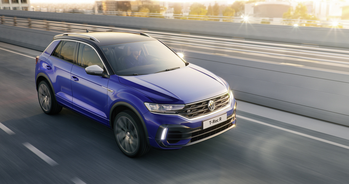 Volkswagen T-Roc R
Od lat litera „R” zdobi najbardziej sportowe wersje modeli Volkswagena. Topowa wersja – R – T-Roca uzupełnia ofertę bardzo popularnego SUV-a . Czterocylindrowy, turbodoładowany silnik 2.0 TSI generuje maksymalną moc 300 KM i maksymalny moment obrotowy o wartości 400 Nm.
Fot. Volkswagen Volkswagen T-Roc R
Od lat litera „R” zdobi najbardziej sportowe wersje modeli Volkswagena. Topowa wersja – R – T-Roca uzupełnia ofertę bardzo popularnego SUV-a . Czterocylindrowy, turbodoładowany silnik 2.0 TSI generuje maksymalną moc 300 KM i maksymalny moment obrotowy o wartości 400 Nm.
Fot. Volkswagen