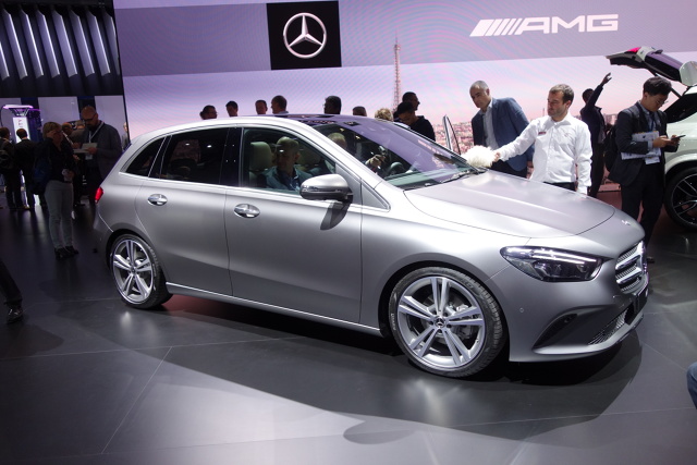 Mercedes Klasy B
Dniem prasowym rozpoczął się salon samochodowy w Paryżu. W tym roku lista nieobecnych jest dłuższa niż tych, którzy zdecydowali się wyłożyć parę milionów euro i w stolicy Francji zaistnieć. Powodów rezygnacji marek z przyjazdu i wystawiania się we Francji jest przynajmniej kilka, ale jeden - najistotniejszy. Chodzi naturalnie o koszty, które każdy tnie, gdzie może.
Fot. Ryszard M. Perczak Mercedes Klasy B
Dniem prasowym rozpoczął się salon samochodowy w Paryżu. W tym roku lista nieobecnych jest dłuższa niż tych, którzy zdecydowali się wyłożyć parę milionów euro i w stolicy Francji zaistnieć. Powodów rezygnacji marek z przyjazdu i wystawiania się we Francji jest przynajmniej kilka, ale jeden - najistotniejszy. Chodzi naturalnie o koszty, które każdy tnie, gdzie może.
Fot. Ryszard M. Perczak