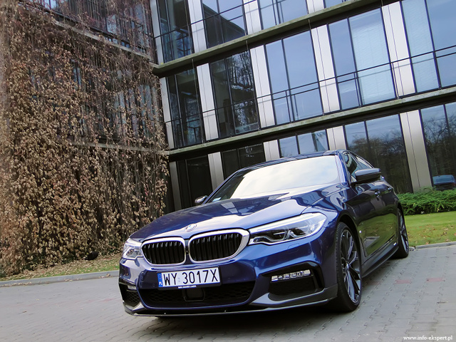 BMW 530e iPerformance
Hybrydowe BMW napędzane jest przez duet składający się z dwulitrowego silnika benzynowego o mocy 184 KM i momencie 320 Nm oraz silnika elektrycznego generującego moc 95 KM
i moment 250 Nm. Sumaryczna moc wynosi 252 KM, natomiast moment aż 450 Nm.
Fot. Dariusz Wołoszka – Info-Ekspert BMW 530e iPerformance
Hybrydowe BMW napędzane jest przez duet składający się z dwulitrowego silnika benzynowego o mocy 184 KM i momencie 320 Nm oraz silnika elektrycznego generującego moc 95 KM
i moment 250 Nm. Sumaryczna moc wynosi 252 KM, natomiast moment aż 450 Nm.
Fot. Dariusz Wołoszka – Info-Ekspert