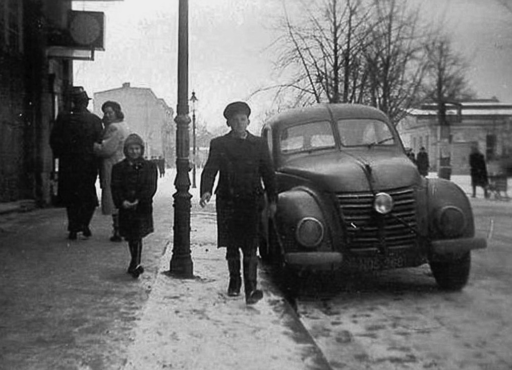 Rok 1949: bracia Sieńczewscy i Hanomag 1.3 Liter na Grunwaldzkiej w Sopocie źródło: Ze zbiorów Dariusza Sieńczewskiego Rok 1949: bracia Sieńczewscy i Hanomag 1.3 Liter na Grunwaldzkiej w Sopocie źródło: Ze zbiorów Dariusza Sieńczewskiego