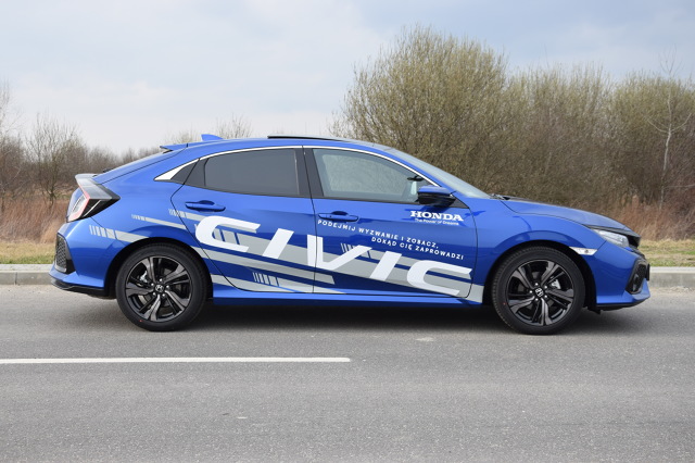 Honda Civic X
Turbosprężarka pod maską Hondy? Coś co jeszcze kilka lat temu wydawało się niemożliwym, właśnie staje się faktem. Nowy Civic w obu podstawowych wersjach czerpie dodatkową moc właśnie z turbiny.
fot. Bartosz Gubernat Honda Civic X
Turbosprężarka pod maską Hondy? Coś co jeszcze kilka lat temu wydawało się niemożliwym, właśnie staje się faktem. Nowy Civic w obu podstawowych wersjach czerpie dodatkową moc właśnie z turbiny.
fot. Bartosz Gubernat