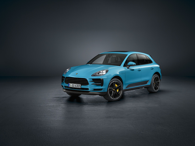 Porsche Macan
Z wynikiem już ponad 100 tys. dostarczonych egzemplarzy model ten jest szczególnie popularny na rynku chińskim, gdzie debiutuje jego przeprojektowane wcielenie. Macan zaprezentowany w Szanghaju będzie oferowany wyłącznie w Państwie Środka. W późniejszych miesiącach tego roku podążą za nim inne wersje oraz rynki.
Fot. Porsche Porsche Macan
Z wynikiem już ponad 100 tys. dostarczonych egzemplarzy model ten jest szczególnie popularny na rynku chińskim, gdzie debiutuje jego przeprojektowane wcielenie. Macan zaprezentowany w Szanghaju będzie oferowany wyłącznie w Państwie Środka. W późniejszych miesiącach tego roku podążą za nim inne wersje oraz rynki.
Fot. Porsche