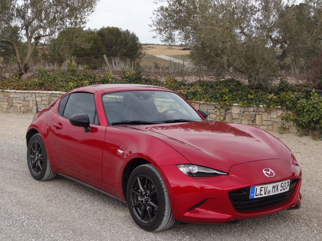 Mazda MX-5 RF.
Najpopularniejszy roadster na świecie, teraz oferowany jest także z automatycznie składanym, sztywnym dachem. W Polsce ceny nowej wersji japońskiego auta zaczynają się od 100 900 zł.
Fot. Tomasz Szmandra Mazda MX-5 RF.
Najpopularniejszy roadster na świecie, teraz oferowany jest także z automatycznie składanym, sztywnym dachem. W Polsce ceny nowej wersji japońskiego auta zaczynają się od 100 900 zł.
Fot. Tomasz Szmandra