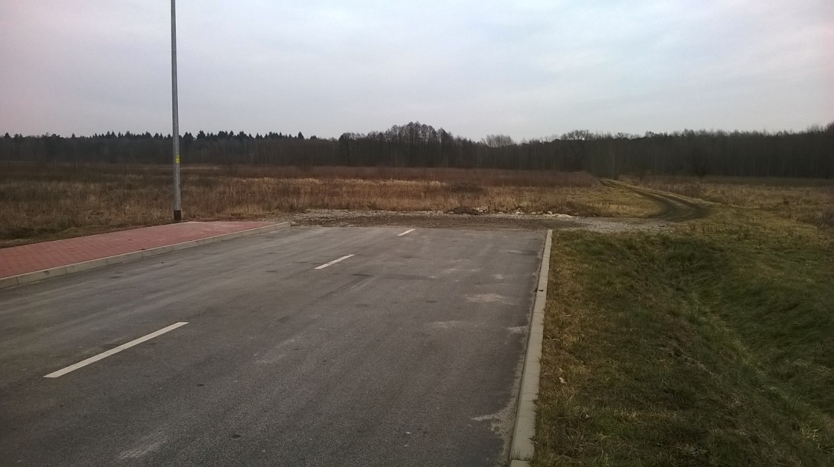 Miejsce 1. Brak oznakowania chociażby znakiem "A- 30 - Inne niebezpieczeństwa" z tabliczką z grupy znaków "T - koniec nawierzchni utwardzonej" może spowodować, że kierujący pojazdem poruszający się z dozwoloną prędkością na tym odcinku drogi, nie będzie w stanie zatrzymać pojazdu przed końcem drogi. Miejsce 1. Brak oznakowania chociażby znakiem "A- 30 - Inne niebezpieczeństwa" z tabliczką z grupy znaków "T - koniec nawierzchni utwardzonej" może spowodować, że kierujący pojazdem poruszający się z dozwoloną prędkością na tym odcinku drogi, nie będzie w stanie zatrzymać pojazdu przed końcem drogi.