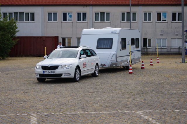 Niestety sam fakt, że posiadamy prawo jazdy kategorii B, samochód o masie własnej pozwalającej na jazdę z dużą przyczepą kempingową i hak holowniczy nie są wystarczające do wyruszenia zestawem samochód + przyczepa. Problemem może się bowiem okazać… instalacja elektryczna doprowadzona do gniazda przy haku holowniczym.
Fot. Bogusław Korzeniowski Niestety sam fakt, że posiadamy prawo jazdy kategorii B, samochód o masie własnej pozwalającej na jazdę z dużą przyczepą kempingową i hak holowniczy nie są wystarczające do wyruszenia zestawem samochód + przyczepa. Problemem może się bowiem okazać… instalacja elektryczna doprowadzona do gniazda przy haku holowniczym.
Fot. Bogusław Korzeniowski