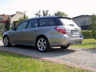 Subaru Legacy <br><br>Subaru większości osób kojarzy się z niebieską Imprezą WRX, pędzącą na rajdowych trasach. W istocie Subaru i sport samochodowy są ze sobą nierozerwalnie związane, a wielu młodych ludzi lubi szpanować, jeżdżąc warczącą niebieską Imprezą. Jednakże Subaru to także doskonały samochód klasy średniej  – model Legacy.<br><br>Fot. Bogusław Korzeniowski 