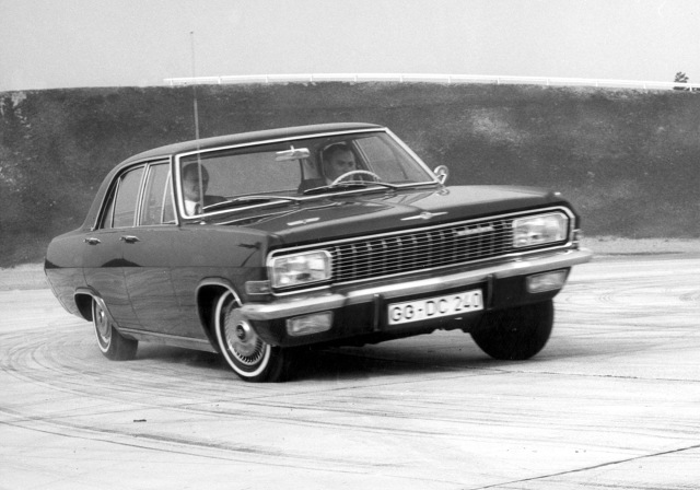 Tor doświadczalny firmy Opel w Dudenhofen, bo tak nazywano swego czasu ten obiekt, został otwarty 50 lat temu. Od tamtej pory wymagającym testom poddano niezliczoną liczbę samochodów Opel przygotowywanych do produkcji. Tor doświadczalny firmy Opel w Dudenhofen, bo tak nazywano swego czasu ten obiekt, został otwarty 50 lat temu. Od tamtej pory wymagającym testom poddano niezliczoną liczbę samochodów Opel przygotowywanych do produkcji.