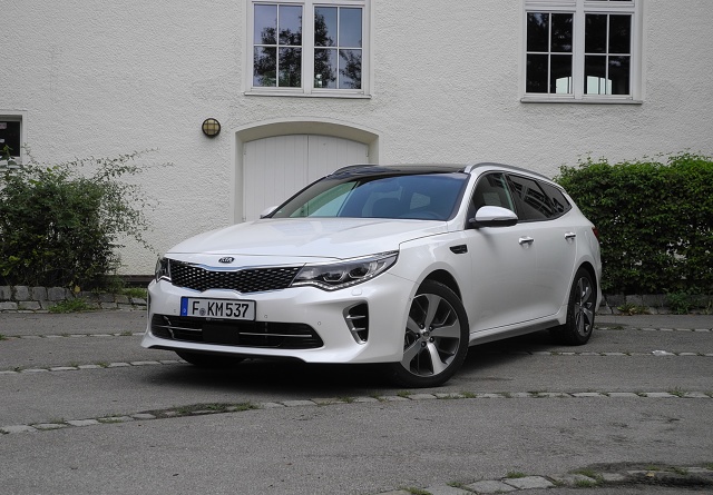 Optima Sportswagon
To pierwsze kombi Kia w segmencie samochodów klasy średniej. Auto zachowało długość i szerokość odmiany sedan (długość 4855 mm, szerokość 1860 mm), ale ponieważ nadwozie ma relingi dachowe, zatem jest wyższe - o 5 mm (1470 mm).
Fot. Wojciech Frelichowski Optima Sportswagon
To pierwsze kombi Kia w segmencie samochodów klasy średniej. Auto zachowało długość i szerokość odmiany sedan (długość 4855 mm, szerokość 1860 mm), ale ponieważ nadwozie ma relingi dachowe, zatem jest wyższe - o 5 mm (1470 mm).
Fot. Wojciech Frelichowski