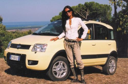 Fot. Zdzisław Podbielski: Fiat Panda 4x4 łatwo pokonuje nierówności drogi, egzemplarz pokazany na fotografii wspiął się na wysokość 5200 m w Himalajach. Fot. Zdzisław Podbielski: Fiat Panda 4x4 łatwo pokonuje nierówności drogi, egzemplarz pokazany na fotografii wspiął się na wysokość 5200 m w Himalajach.