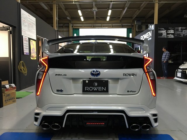Toyota Prius
Czarne wieloramienne felgi kontrastują z białą karoserią, a wzrok przyciągaj również nakładek na progi oraz świateł LED. Nie podano informacji czy tuner zajął się układem napędowym.
Fot. Rowen Toyota Prius
Czarne wieloramienne felgi kontrastują z białą karoserią, a wzrok przyciągaj również nakładek na progi oraz świateł LED. Nie podano informacji czy tuner zajął się układem napędowym.
Fot. Rowen