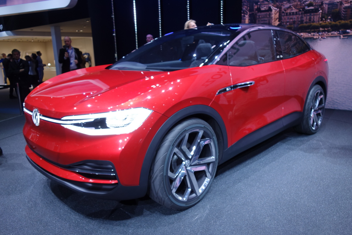 Volkswagen I.D. Vizzion
I.D. Vizzion został skonstruowany na nowo opracowanej platformie modułowej dla pojazdów elektrycznych (MEB) i podkreśla możliwości technologiczne tej konstrukcji. Z zewnątrz jest tak duży jak Passat, ale w środku oferuje równie dużo miejsca co Phaeton. Podczas podróży pasażerowie mogą zdecydować jak chcą spędzić czas – relaksując się lub pracując. Zasięg I.D. Vizzion, wyłącznie elektryczny, wynosi do 650 kilometrów.
Fot. Ryszard M. Perczak Volkswagen I.D. Vizzion
I.D. Vizzion został skonstruowany na nowo opracowanej platformie modułowej dla pojazdów elektrycznych (MEB) i podkreśla możliwości technologiczne tej konstrukcji. Z zewnątrz jest tak duży jak Passat, ale w środku oferuje równie dużo miejsca co Phaeton. Podczas podróży pasażerowie mogą zdecydować jak chcą spędzić czas – relaksując się lub pracując. Zasięg I.D. Vizzion, wyłącznie elektryczny, wynosi do 650 kilometrów.
Fot. Ryszard M. Perczak