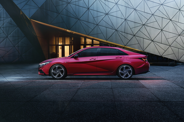 Hyundai wprowadził na rynek nową Elantrę N Line. Model został zaprojektowany i skonstruowany tak, aby zapewnić jeszcze większą radość z jazdy modelem, który miał swoją premierę na początku tego roku. Wersja N Line, charakteryzująca się typowym dla gamy N designem i elementami poprawiającymi osiągi, stanowiąc atrakcyjne uzupełnienie gamy sportowych modeli N.
Fot. Hyundai Hyundai wprowadził na rynek nową Elantrę N Line. Model został zaprojektowany i skonstruowany tak, aby zapewnić jeszcze większą radość z jazdy modelem, który miał swoją premierę na początku tego roku. Wersja N Line, charakteryzująca się typowym dla gamy N designem i elementami poprawiającymi osiągi, stanowiąc atrakcyjne uzupełnienie gamy sportowych modeli N.
Fot. Hyundai