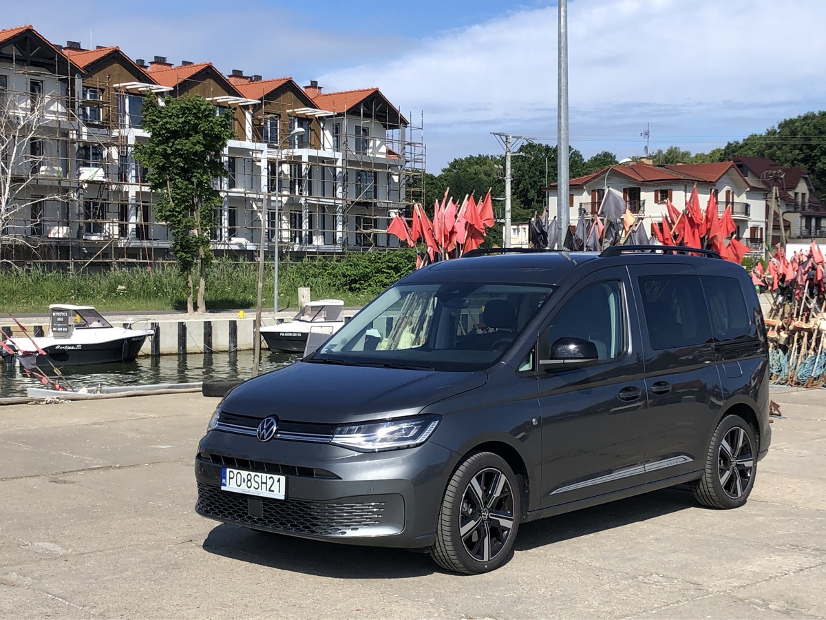 Volkswagen Caddy to małe, uniwersalne autko, które może być zarówno "roboczym" furgonem, jak i dość uniwersalnym kombivanem. Dziś przyjrzymy się tej drugiej wersji.
Fot. Mark Horn Volkswagen Caddy to małe, uniwersalne autko, które może być zarówno "roboczym" furgonem, jak i dość uniwersalnym kombivanem. Dziś przyjrzymy się tej drugiej wersji.
Fot. Mark Horn