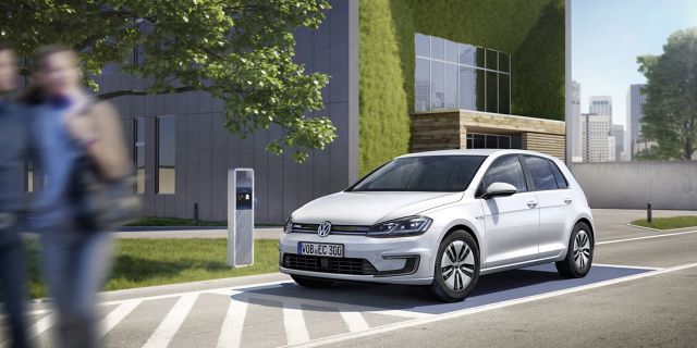 Volkswagen e-Golf
Dotychczas pojemność akumulatorów wynosiła 24,2 KWh, a po zmianach wzrosła do 35,8 kWh. Tym samym europejska odmiana auta może pokonać dystans około 300 km na jednym ładowaniu.
Fot. Volkswagen Volkswagen e-Golf
Dotychczas pojemność akumulatorów wynosiła 24,2 KWh, a po zmianach wzrosła do 35,8 kWh. Tym samym europejska odmiana auta może pokonać dystans około 300 km na jednym ładowaniu.
Fot. Volkswagen