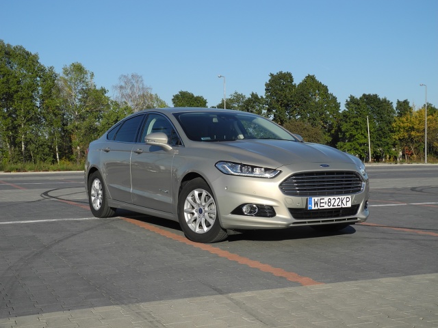 Samochody hybrydowe już na dobre zadomowiły się na polskim rynku. Jednym z takich modeli jest Ford Mondeo Hybrid. Auto jest nowoczesne i mało pali, ale zespół baterii ograniczył pojemność bagażnika / Fot. Wojciech Frelichowski Samochody hybrydowe już na dobre zadomowiły się na polskim rynku. Jednym z takich modeli jest Ford Mondeo Hybrid. Auto jest nowoczesne i mało pali, ale zespół baterii ograniczył pojemność bagażnika / Fot. Wojciech Frelichowski