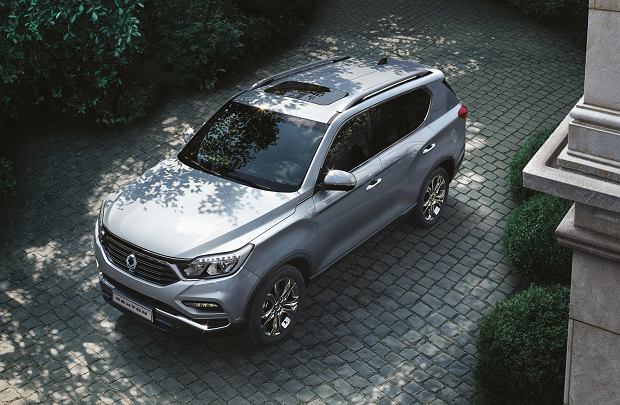 SsangYong Rexton
Rexton G4 jest dłuższy od swojego poprzednika aż o 15 cm, szerszy o 6 cm. Rozstaw osi zwiększył się o 3,5 cm. Dzięki temu auto oferuje przestrzeń bagażową 1977 l przy złożonych siedzeniach drugiego rzędu (według normy VDA mierzone do dachu) oraz 784 l kiedy podróżuje 5 osób (według normy VDA, mierzone do dolnej krawędzi okien). Auto oferowane jest w wersji dla 5 lub 7 osób.
Fot. SsangYong SsangYong Rexton
Rexton G4 jest dłuższy od swojego poprzednika aż o 15 cm, szerszy o 6 cm. Rozstaw osi zwiększył się o 3,5 cm. Dzięki temu auto oferuje przestrzeń bagażową 1977 l przy złożonych siedzeniach drugiego rzędu (według normy VDA mierzone do dachu) oraz 784 l kiedy podróżuje 5 osób (według normy VDA, mierzone do dolnej krawędzi okien). Auto oferowane jest w wersji dla 5 lub 7 osób.
Fot. SsangYong