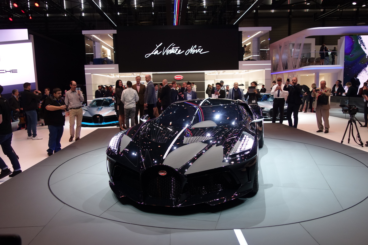 Bugatti La Voiture Noire 

Za napęd odpowiada poczwórnie doładowany 8-litrowy silnik W16 produkujący 1500 koni mechanicznych i dysponujący momentem obrotowym 1600 Nm.

Fot. Ryszard M. Perczak 