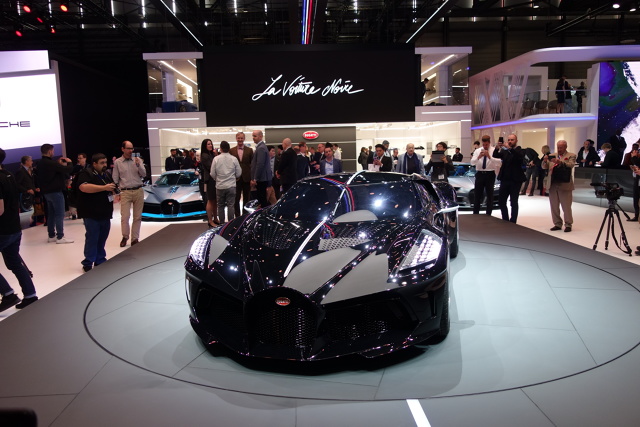 Bugatti La Voiture Noire
Za napęd odpowiada poczwórnie doładowany 8-litrowy silnik W16 produkujący 1500 koni mechanicznych i dysponujący momentem obrotowym 1600 Nm.
Fot. Ryszard M. Perczak Bugatti La Voiture Noire
Za napęd odpowiada poczwórnie doładowany 8-litrowy silnik W16 produkujący 1500 koni mechanicznych i dysponujący momentem obrotowym 1600 Nm.
Fot. Ryszard M. Perczak