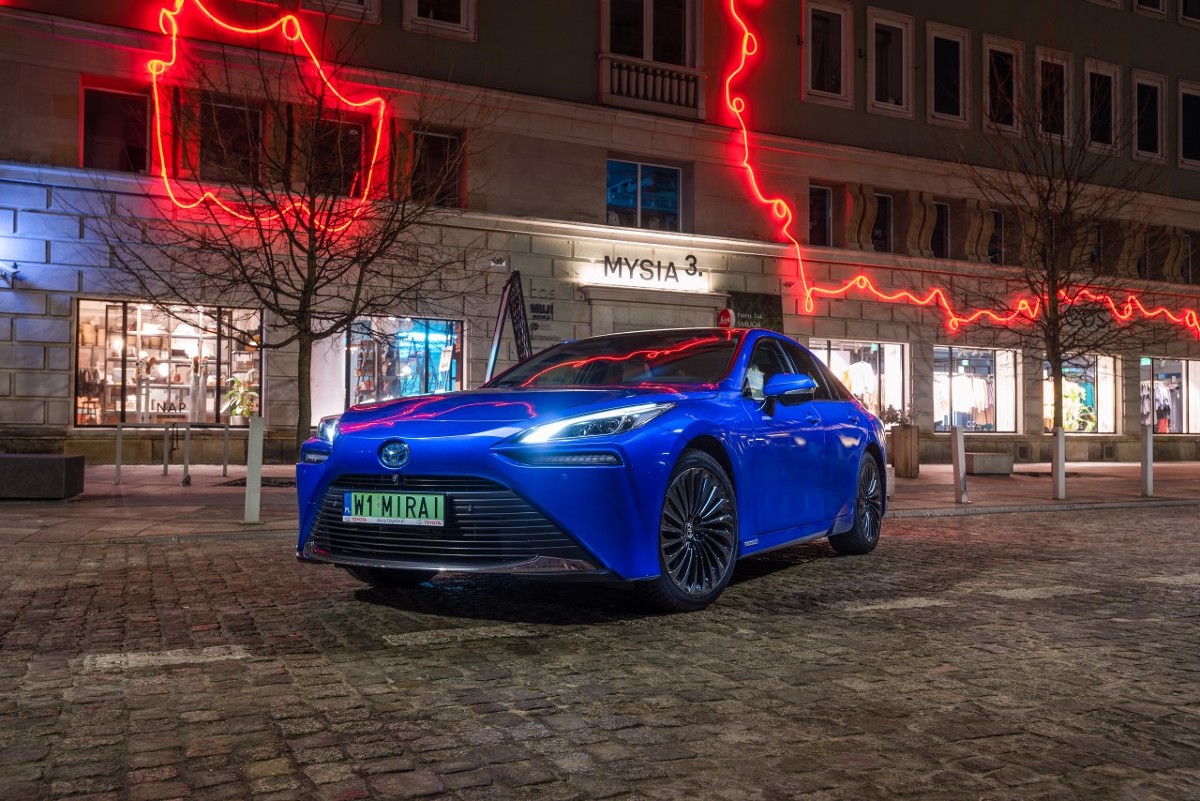 Toyota Mirai
W kwietniu zadebiutuje w salonach Toyoty wodorowy model Mirai, a do połowy roku pojawią się, zgodnie z zapowiadaną Narodową Strategią Wodorową, pierwsze stacje tankowania wodoru.
Fot. Toyota Toyota Mirai
W kwietniu zadebiutuje w salonach Toyoty wodorowy model Mirai, a do połowy roku pojawią się, zgodnie z zapowiadaną Narodową Strategią Wodorową, pierwsze stacje tankowania wodoru.
Fot. Toyota