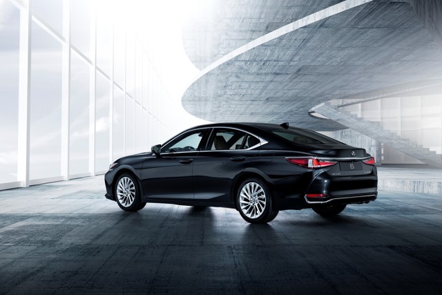 Lexus ES
ES 300h, który zostanie wprowadzony w Europie Zachodniej i Środkowej, został wyposażony w nową hybrydową jednostkę napędową czwartej generacji. Wykorzystuje ona pracujący w cyklu Atkinsona 2,5-litrowy, czterocylindrowy silnik benzynowy.
Fot. Lexus Lexus ES
ES 300h, który zostanie wprowadzony w Europie Zachodniej i Środkowej, został wyposażony w nową hybrydową jednostkę napędową czwartej generacji. Wykorzystuje ona pracujący w cyklu Atkinsona 2,5-litrowy, czterocylindrowy silnik benzynowy.
Fot. Lexus