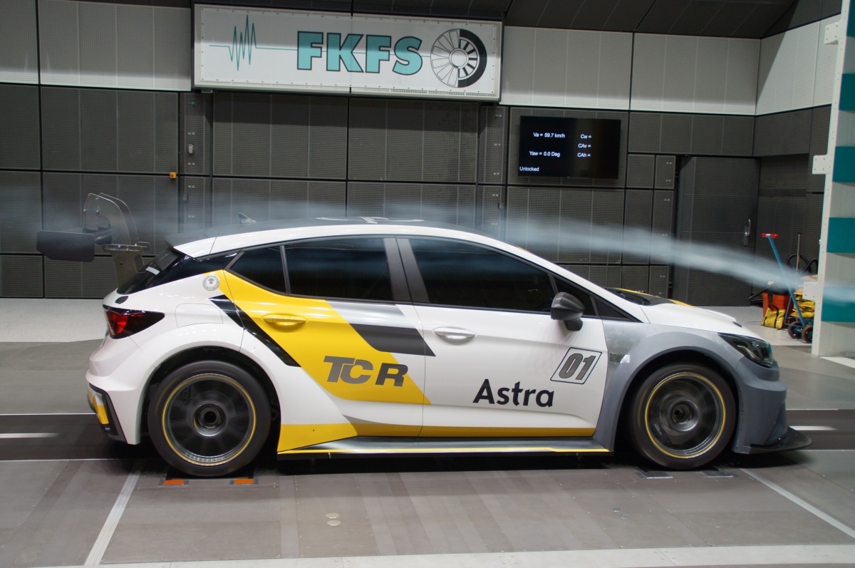 Opel Astra TCR
W porównaniu z seryjną krewniaczką Astrę TCR poszerzono do 1950 milimetrów — na więcej nie pozwala regulamin wyścigów. Zmodyfikowano również zderzaki, błotniki i boczne panele nadwozia. Przedni splitter i tylny spojler dachowy to dwa główne elementy tworzące siłę dociskającą.
Fot. Opel Opel Astra TCR
W porównaniu z seryjną krewniaczką Astrę TCR poszerzono do 1950 milimetrów — na więcej nie pozwala regulamin wyścigów. Zmodyfikowano również zderzaki, błotniki i boczne panele nadwozia. Przedni splitter i tylny spojler dachowy to dwa główne elementy tworzące siłę dociskającą.
Fot. Opel