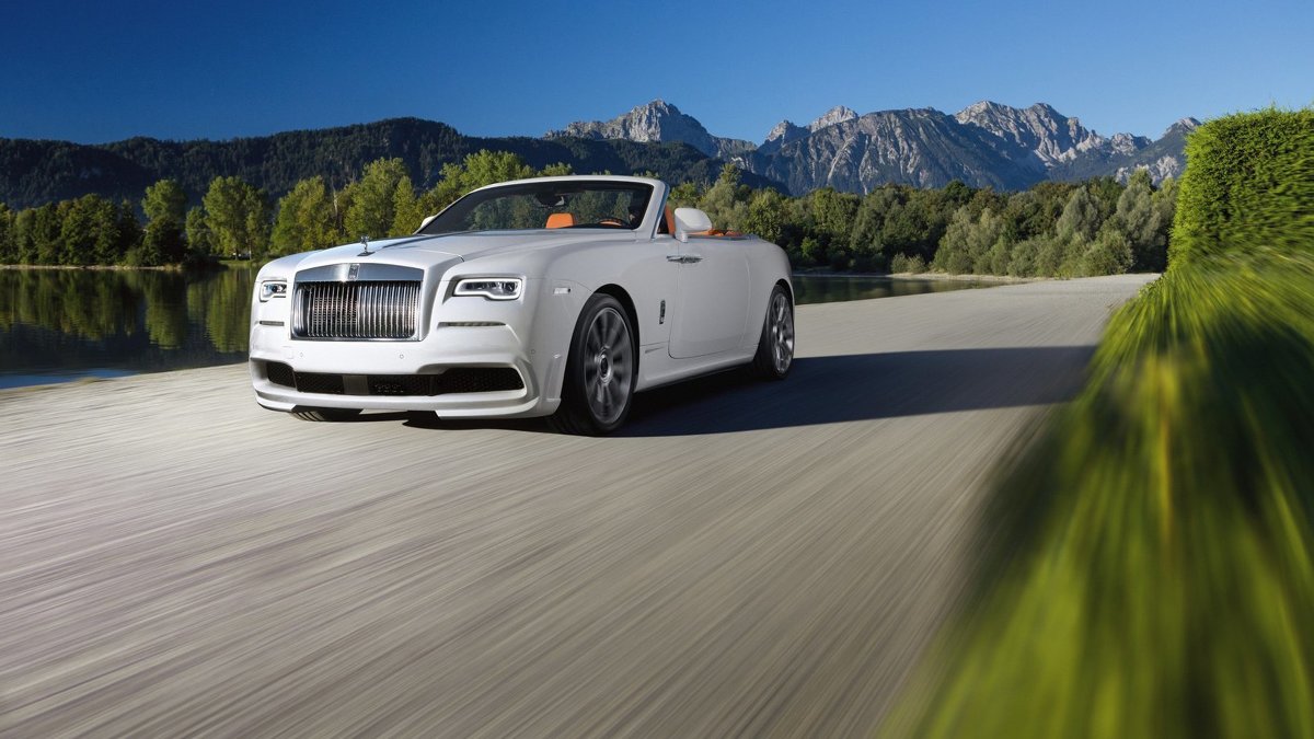 Rolls-Royce Dawn
Modyfikacjom poddany został przedni i tylny zderzak. Na tylnej klapie zagościła mała lotka, natomiast wzrok przyciągają 22-calowe felg. Warto dodać, że moduł sterujący pracą zawieszenia pozwala obniżyć prześwit o 40 mm.
Fot. Spofec Rolls-Royce Dawn
Modyfikacjom poddany został przedni i tylny zderzak. Na tylnej klapie zagościła mała lotka, natomiast wzrok przyciągają 22-calowe felg. Warto dodać, że moduł sterujący pracą zawieszenia pozwala obniżyć prześwit o 40 mm.
Fot. Spofec