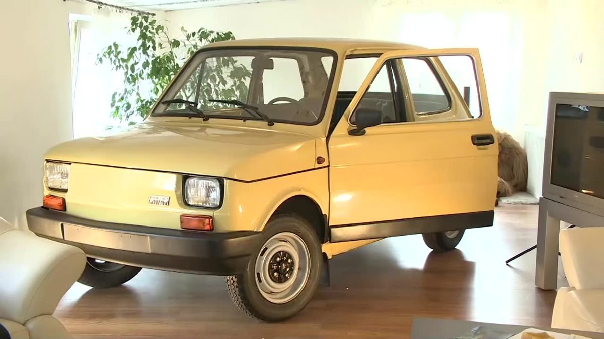 Fiat 126p. Kultowe auto PRLu ozdobą... mieszkania