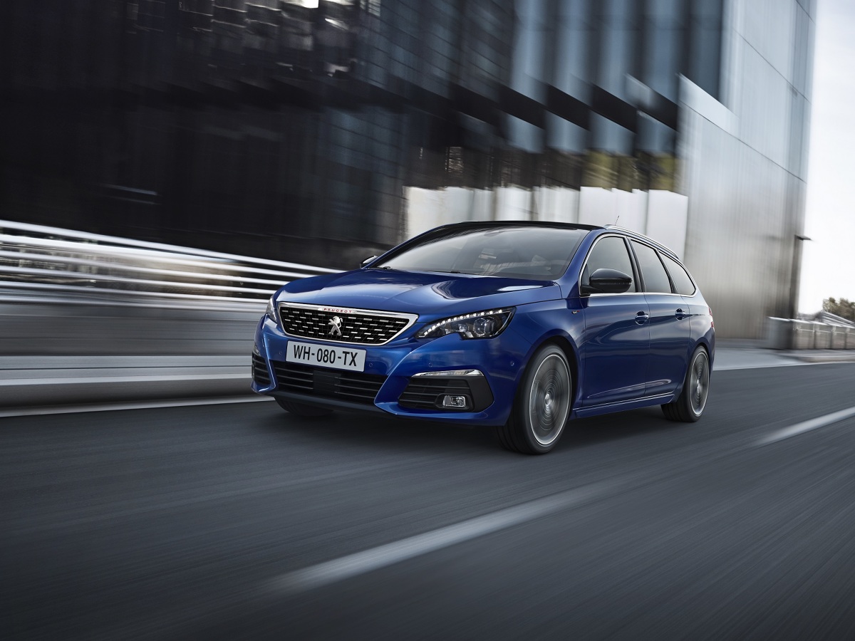 Peugeot 308
Do dyspozycji kierowców będzie druga generacja systemu i-Cockpit. Samochód został wyposażony w automatyczny system awaryjnego hamowania (Active Safety Brake) i system aktywnego monitorowania pasa ruchu (Active Lane Departure Warning).
Fot. Peugeot Peugeot 308
Do dyspozycji kierowców będzie druga generacja systemu i-Cockpit. Samochód został wyposażony w automatyczny system awaryjnego hamowania (Active Safety Brake) i system aktywnego monitorowania pasa ruchu (Active Lane Departure Warning).
Fot. Peugeot