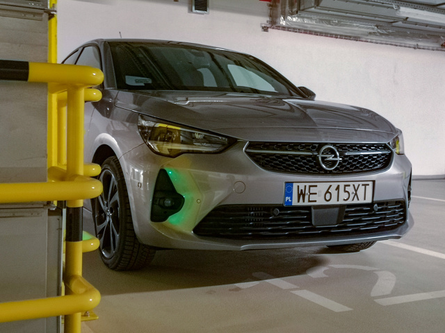 Chciałoby się napisać, że Opel Corsa jest niedocenianym bratem Peugeota 208, który notabene został Samochodem Roku 2020, ale na to jest zdecydowanie za wcześnie. A może się mylę i dzięki sukcesowi francuskiej propozycji, mały Opel osiągnie sukces? Na dwoje babka wróżyła. Ja wiem jedno – nowa Corsa przypadła mi do gustu.
Fot. Kamil Rogala Chciałoby się napisać, że Opel Corsa jest niedocenianym bratem Peugeota 208, który notabene został Samochodem Roku 2020, ale na to jest zdecydowanie za wcześnie. A może się mylę i dzięki sukcesowi francuskiej propozycji, mały Opel osiągnie sukces? Na dwoje babka wróżyła. Ja wiem jedno – nowa Corsa przypadła mi do gustu.
Fot. Kamil Rogala