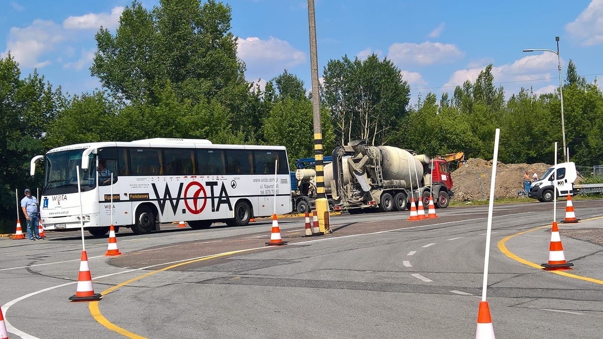 Ciężarówki i gruszki do betonu pracujące przy sąsiedniej budowie przejeżdżają przez plac manewrowy łódzkiego WORD-u. Czasem także w trakcie egzaminów. To utrudnia koncentrację zdającym. Ciężarówki i gruszki do betonu pracujące przy sąsiedniej budowie przejeżdżają przez plac manewrowy łódzkiego WORD-u. Czasem także w trakcie egzaminów. To utrudnia koncentrację zdającym.