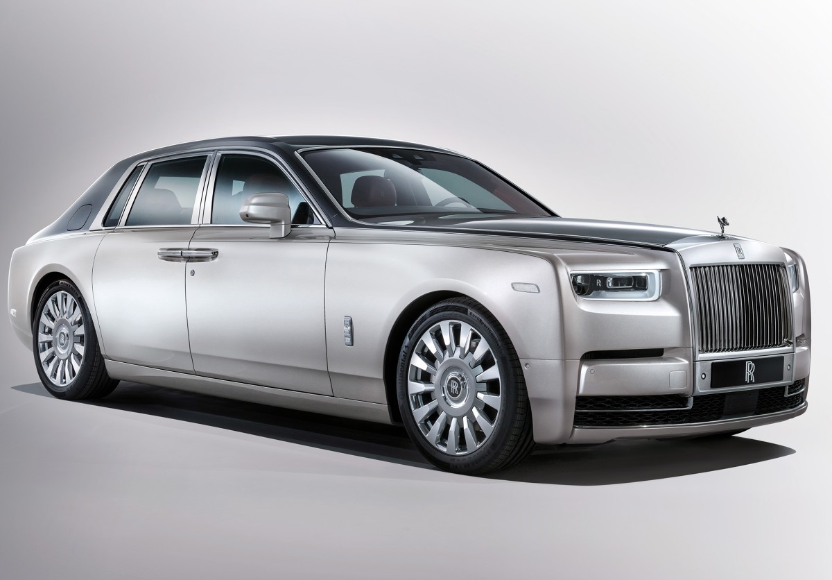 Rolls-Royce Phantom. Nowa odsłona luksusu
W świecie luksusowych samochodów czas płynie wolniej. Doskonałym przykładem jest Rolls-Royce Phantom, który był produkowany od 2003 r. W końcu jednak przyszedł czas na zmiany.
fot. Rolls-Royce Rolls-Royce Phantom. Nowa odsłona luksusu
W świecie luksusowych samochodów czas płynie wolniej. Doskonałym przykładem jest Rolls-Royce Phantom, który był produkowany od 2003 r. W końcu jednak przyszedł czas na zmiany.
fot. Rolls-Royce