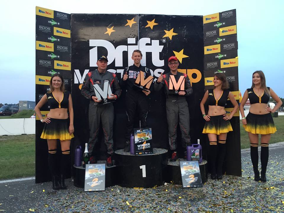W minioną sobotę na legendarnym torze Hockenheimring w Niemczech, doszło do ostatecznych rozstrzygnięć w najlepszej driftingowej lidze w Europie Drift Masters Grand Prix. Zwycięzcą DMGP w sezonie 2017 został 17-letni koszalinianin Adam "Rubik" Zalewski. To najmłodszy triumfator ligi w jej dotychczasowej historii. W minioną sobotę na legendarnym torze Hockenheimring w Niemczech, doszło do ostatecznych rozstrzygnięć w najlepszej driftingowej lidze w Europie Drift Masters Grand Prix. Zwycięzcą DMGP w sezonie 2017 został 17-letni koszalinianin Adam "Rubik" Zalewski. To najmłodszy triumfator ligi w jej dotychczasowej historii.
