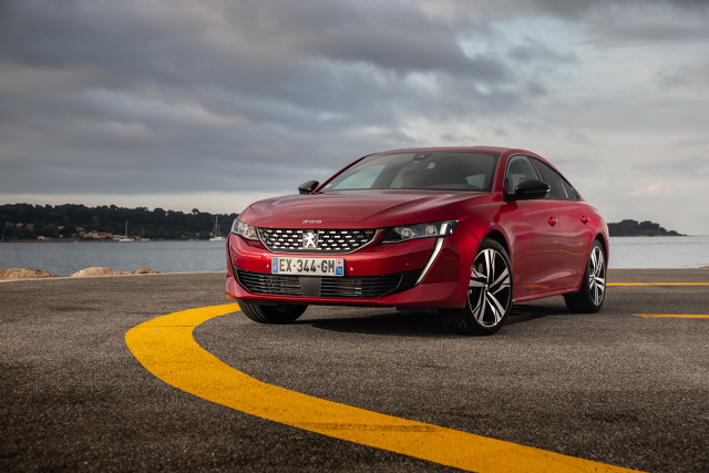 Gdy w marcu na salonie samochodowym w Genewie Peugeot pokazał nową odsłonę modelu 508, świat dziennikarski nie szczędził pochwał za design flagowej limuzyny francuskiej marki. Teraz przyszedł czas, by z salonu wyjechać na ulice i sprawdzić, co auto realnie ma do zaoferowania przyszłym nabywcom.
Fot. Peugeot Gdy w marcu na salonie samochodowym w Genewie Peugeot pokazał nową odsłonę modelu 508, świat dziennikarski nie szczędził pochwał za design flagowej limuzyny francuskiej marki. Teraz przyszedł czas, by z salonu wyjechać na ulice i sprawdzić, co auto realnie ma do zaoferowania przyszłym nabywcom.
Fot. Peugeot