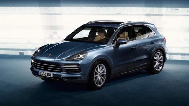 Porsche Cayenne
Początkowo nowa generacja Cayenne będzie posiadać benzynowe jednostki V6 i V8 turbo. W późniejszym okresiedo gamy trafią wariant hybrydowy plug-in oraz silnik wysokoprężny.
Fot. Porsche Porsche Cayenne
Początkowo nowa generacja Cayenne będzie posiadać benzynowe jednostki V6 i V8 turbo. W późniejszym okresiedo gamy trafią wariant hybrydowy plug-in oraz silnik wysokoprężny.
Fot. Porsche