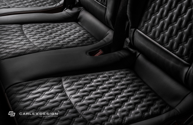 Mercedes-Benz Viano
W Mercedesie Viano od Carlex nie mogło zabraknąć również prestiżowo wykonanej przestrzeni szoferskiej, którą urozmaicają eleganckie elementy wykonane z drewna: dekoracyjne listwy deski rozdzielczej, listwy boków drzwiowych, a także gałka zmiany biegów
Fot. Carlex Design Mercedes-Benz Viano
W Mercedesie Viano od Carlex nie mogło zabraknąć również prestiżowo wykonanej przestrzeni szoferskiej, którą urozmaicają eleganckie elementy wykonane z drewna: dekoracyjne listwy deski rozdzielczej, listwy boków drzwiowych, a także gałka zmiany biegów
Fot. Carlex Design