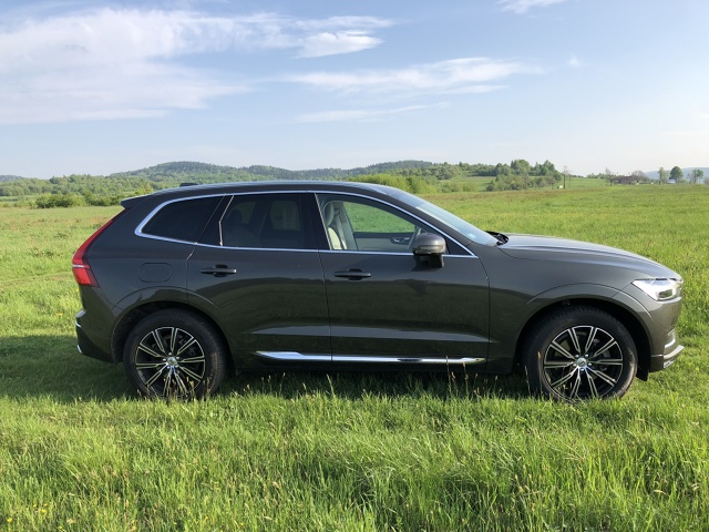 Volvo XC60
W naszym teście Volvo XC60 II generacji w wersji Inscription z silnikiem D4 2.0 o mocy 190 KM z 8-biegową, automatyczną skrzynią biegów Geartronic i napędem 4x4. Mierzy prawie 4,7 m długości, do 100 km/h rozpędza się w 8,4 sekundy i osiąga prędkość maksymalną 205 km/h. W prezentowanej wersji kosztuje 217 400 zł.
Fot. Marcin Rejmer Volvo XC60
W naszym teście Volvo XC60 II generacji w wersji Inscription z silnikiem D4 2.0 o mocy 190 KM z 8-biegową, automatyczną skrzynią biegów Geartronic i napędem 4x4. Mierzy prawie 4,7 m długości, do 100 km/h rozpędza się w 8,4 sekundy i osiąga prędkość maksymalną 205 km/h. W prezentowanej wersji kosztuje 217 400 zł.
Fot. Marcin Rejmer