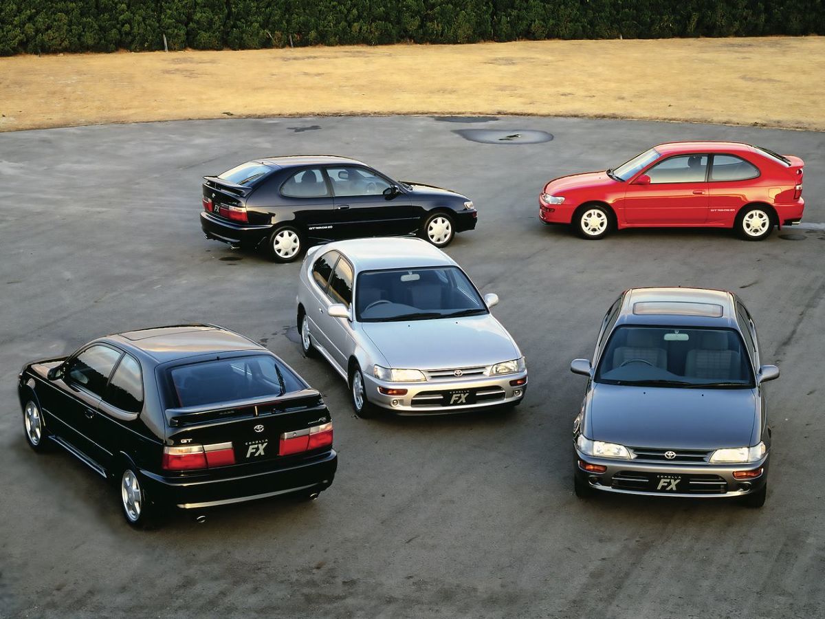 Toyota Corolla
Japoński kompaktowy samochód codziennego użytku, który zmotoryzował świat, ma już 51 lat. Na całym świecie sprzedano ponad 45 mln egzemplarzy. W ubiegłym roku Toyota Corolla ponownie sięgnęła po tytuł najlepiej sprzedającego się samochodu na świecie. Powszechnie znane jest praktyczne oblicze Corolli oraz jej bezusterkowość. Ten model miał jednak kilka rasowych, sportowych odmian. Najbardziej rozpoznawalną jest legendarna Hachi-Roku, czyli AE86 z tylnym napędem.
Fot. Toyota Toyota Corolla
Japoński kompaktowy samochód codziennego użytku, który zmotoryzował świat, ma już 51 lat. Na całym świecie sprzedano ponad 45 mln egzemplarzy. W ubiegłym roku Toyota Corolla ponownie sięgnęła po tytuł najlepiej sprzedającego się samochodu na świecie. Powszechnie znane jest praktyczne oblicze Corolli oraz jej bezusterkowość. Ten model miał jednak kilka rasowych, sportowych odmian. Najbardziej rozpoznawalną jest legendarna Hachi-Roku, czyli AE86 z tylnym napędem.
Fot. Toyota