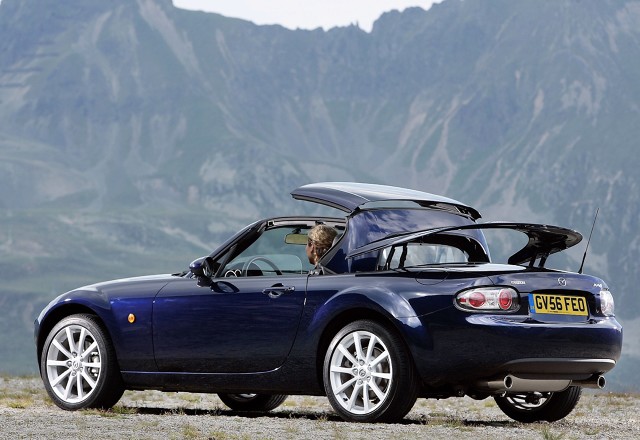 Używana Mazda MX-5 NC
Trzecia generacja modelu MX-5 zyskała niedawno następcę. Jej ceny spadły, a dzięki temu stała się jeszcze ciekawszą propozycją dla osób poszukujących niedrogiego, ale stylowego roadstera.
fot. Mazda Używana Mazda MX-5 NC
Trzecia generacja modelu MX-5 zyskała niedawno następcę. Jej ceny spadły, a dzięki temu stała się jeszcze ciekawszą propozycją dla osób poszukujących niedrogiego, ale stylowego roadstera.
fot. Mazda