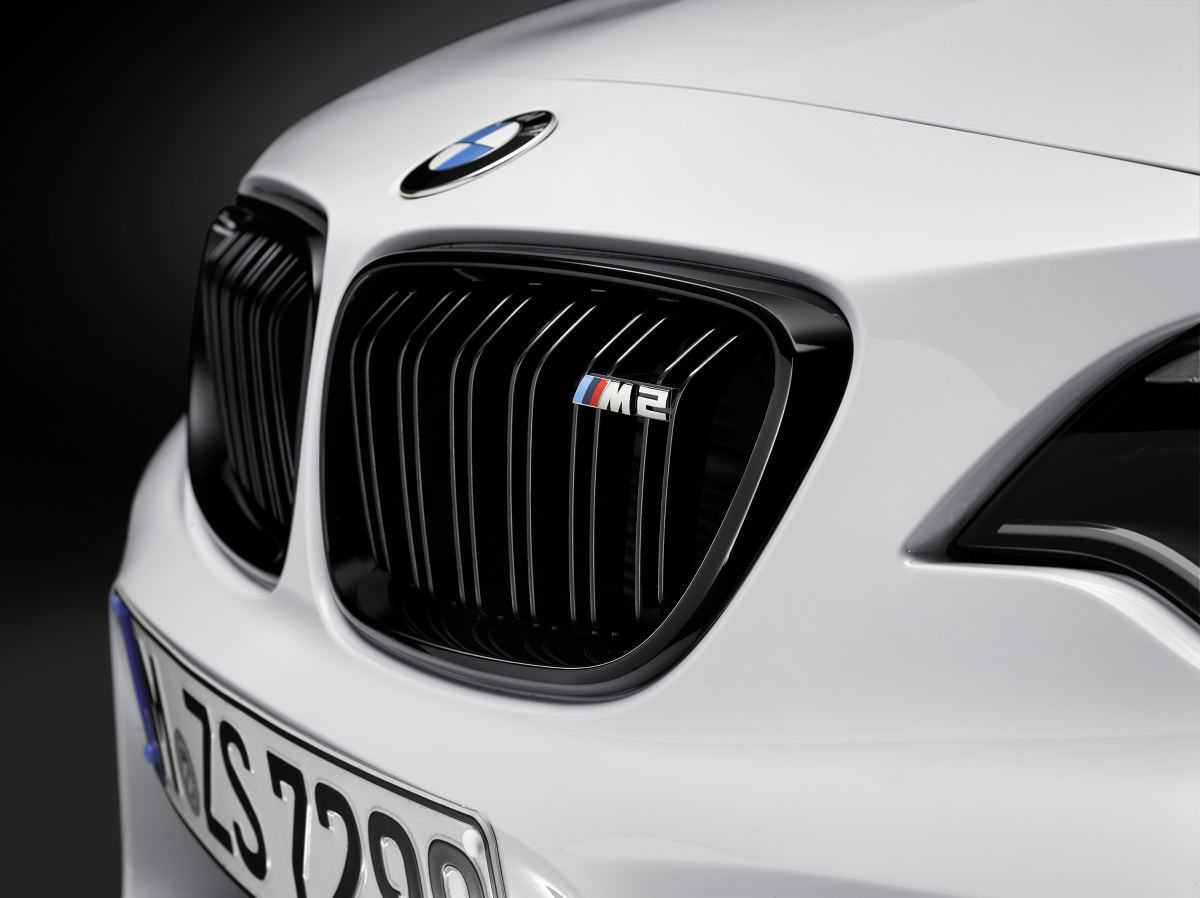 BMW M2 M Performance
M2 zmodyfikowane z wykorzystaniem oryginalnych elementów zostanie zaprezentowane w USA, podczas salonu SEMA. Dla sportowego coupe z Bawarii przygotowano czarne "nerki" i elementy dekoracyjne na przednich błotnikach. Dostępne są także elementy z włókna węglowego - nakładki na lusterka, progi i tylny dyfuzor.
Fot. BMW
BMW M2 M Performance
M2 zmodyfikowane z wykorzystaniem oryginalnych elementów zostanie zaprezentowane w USA, podczas salonu SEMA. Dla sportowego coupe z Bawarii przygotowano czarne "nerki" i elementy dekoracyjne na przednich błotnikach. Dostępne są także elementy z włókna węglowego - nakładki na lusterka, progi i tylny dyfuzor.
Fot. BMW