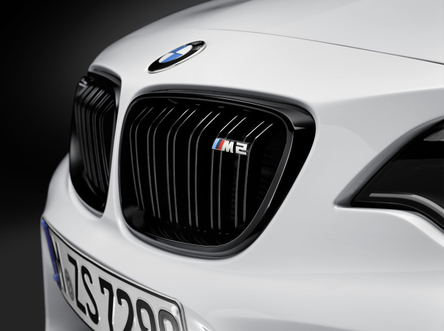 BMW M2 M Performance
M2 zmodyfikowane z wykorzystaniem oryginalnych elementów zostanie zaprezentowane w USA, podczas salonu SEMA. Dla sportowego coupe z Bawarii przygotowano czarne "nerki" i elementy dekoracyjne na przednich błotnikach. Dostępne są także elementy z włókna węglowego - nakładki na lusterka, progi i tylny dyfuzor.
Fot. BMW
BMW M2 M Performance
M2 zmodyfikowane z wykorzystaniem oryginalnych elementów zostanie zaprezentowane w USA, podczas salonu SEMA. Dla sportowego coupe z Bawarii przygotowano czarne "nerki" i elementy dekoracyjne na przednich błotnikach. Dostępne są także elementy z włókna węglowego - nakładki na lusterka, progi i tylny dyfuzor.
Fot. BMW
