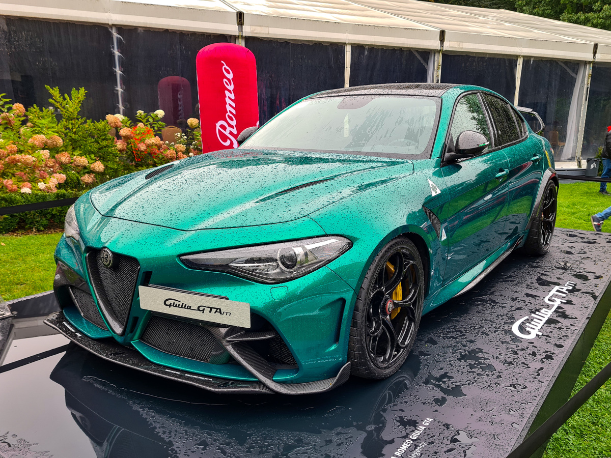 Alfa Romeo od zawsze kroczyła własną drogą zyskując sympatię i szacunek miłośników marki, ale nierzadko wpadając w kłopoty finansowe. Włoska marka miała swoje wzloty i upadki, ale nigdy nie aspirowała do miana popularnej. W chwili obecnej Alfa Romeo ma swoje pięć minut, planuje zwiększyć sprzedaż, wprowadzić do oferty kilka nowych modeli, zaś najnowsza, limitowana wersja GTA i GTAm wzbudza ogromne emocje. Byłem na zlocie miłośników włoskiej motoryzacji, gdzie pokazano topowy modeli Giulii w pełnej krasie.
Fot. Kamil Rogala Alfa Romeo od zawsze kroczyła własną drogą zyskując sympatię i szacunek miłośników marki, ale nierzadko wpadając w kłopoty finansowe. Włoska marka miała swoje wzloty i upadki, ale nigdy nie aspirowała do miana popularnej. W chwili obecnej Alfa Romeo ma swoje pięć minut, planuje zwiększyć sprzedaż, wprowadzić do oferty kilka nowych modeli, zaś najnowsza, limitowana wersja GTA i GTAm wzbudza ogromne emocje. Byłem na zlocie miłośników włoskiej motoryzacji, gdzie pokazano topowy modeli Giulii w pełnej krasie.
Fot. Kamil Rogala