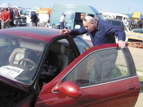 Fot. Archiwum: Wygląda na to, że nasze giełdy i autokomisy zapełnią się nowo sprowadzonymi, ale używanymi samochodami. W lipcu sprowadzono do kraju nieco ponad 108 tys. sztuk samochodów używanych. To o 4 tys. mniej, niż w czerwcu. Fot. Archiwum: Wygląda na to, że nasze giełdy i autokomisy zapełnią się nowo sprowadzonymi, ale używanymi samochodami. W lipcu sprowadzono do kraju nieco ponad 108 tys. sztuk samochodów używanych. To o 4 tys. mniej, niż w czerwcu.