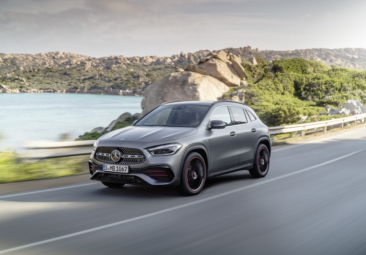 Mercedes GLA ma wyraziste ogólne proporcje z krótkimi nawisami karoserii. Przedni pas płynnie łączy się tu ze słupkiem A i wizualnie zwartą kabiną pasażerską. Fot. Daimler Mercedes GLA ma wyraziste ogólne proporcje z krótkimi nawisami karoserii. Przedni pas płynnie łączy się tu ze słupkiem A i wizualnie zwartą kabiną pasażerską. Fot. Daimler