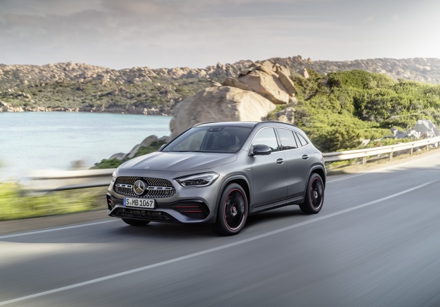 Mercedes GLA ma wyraziste ogólne proporcje z krótkimi nawisami karoserii. Przedni pas płynnie łączy się tu ze słupkiem A i wizualnie zwartą kabiną pasażerską. Fot. Daimler Mercedes GLA ma wyraziste ogólne proporcje z krótkimi nawisami karoserii. Przedni pas płynnie łączy się tu ze słupkiem A i wizualnie zwartą kabiną pasażerską. Fot. Daimler
