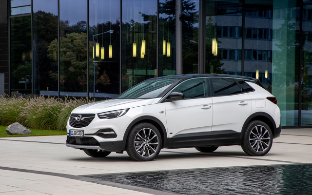 Opel Grandland X Hybrid jest dostępny w dwóch wersjach: z napędem na wszystkie koła oraz z napędem na przednią oś. Fot. Opel Opel Grandland X Hybrid jest dostępny w dwóch wersjach: z napędem na wszystkie koła oraz z napędem na przednią oś. Fot. Opel