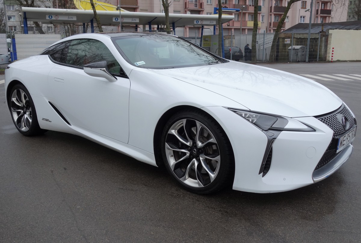 Lexus LC 500h - test
Pojawienie się w zeszłym roku w gamie Lexusów modelu LC było wydarzeniem nie tylko dla tej marki. Nowe sportowe GT (gran turismo), nie mające poprzednika od razu zwróciło na siebie uwagę branży samochodowej.
LC to wóz produkowany w dwóch odmianach napędowych, jako auto wyłącznie z silnikiem benzynowym 5,0 l V8/477 KM oraz hybryda. Trzeba od razu dodać, że choć z wyglądu obie wersje są prawie identyczne to z technicznego punktu widzenia są to dwa dość różne samochody, adresowane do odmiennych typów kierowców.
fot. Ryszard M. Perczak Lexus LC 500h - test
Pojawienie się w zeszłym roku w gamie Lexusów modelu LC było wydarzeniem nie tylko dla tej marki. Nowe sportowe GT (gran turismo), nie mające poprzednika od razu zwróciło na siebie uwagę branży samochodowej.
LC to wóz produkowany w dwóch odmianach napędowych, jako auto wyłącznie z silnikiem benzynowym 5,0 l V8/477 KM oraz hybryda. Trzeba od razu dodać, że choć z wyglądu obie wersje są prawie identyczne to z technicznego punktu widzenia są to dwa dość różne samochody, adresowane do odmiennych typów kierowców.
fot. Ryszard M. Perczak