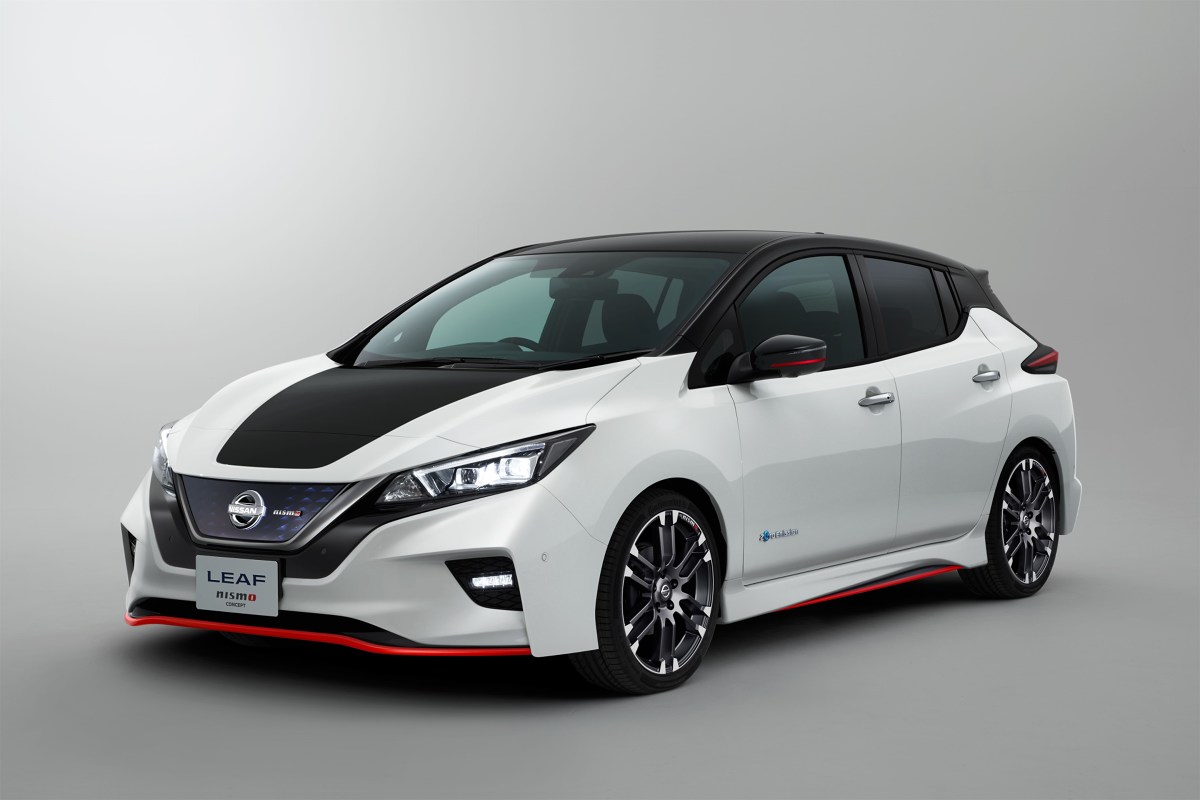 Nissan Leaf Nismo Concept
Zasięg nowego Nissana Leaf wydłużył się do 378 km (wg nowego europejskiego cyklu jazdy NEDC) na jednym ładowaniu. Dla tych, którzy chcieliby pokonywać jeszcze dłuższe trasy bez wizyty na stacji ładowania, Nissan wprowadzi do sprzedaży pod koniec przyszłego roku droższą wersję, o zwiększonej mocy i większej pojemności akumulatorów. Wersja ta będzie zapewniała jeszcze większy zasięg, odpowiadając na potrzeby jeszcze bardziej wymagających klientów.
Fot. NIssan Nissan Leaf Nismo Concept
Zasięg nowego Nissana Leaf wydłużył się do 378 km (wg nowego europejskiego cyklu jazdy NEDC) na jednym ładowaniu. Dla tych, którzy chcieliby pokonywać jeszcze dłuższe trasy bez wizyty na stacji ładowania, Nissan wprowadzi do sprzedaży pod koniec przyszłego roku droższą wersję, o zwiększonej mocy i większej pojemności akumulatorów. Wersja ta będzie zapewniała jeszcze większy zasięg, odpowiadając na potrzeby jeszcze bardziej wymagających klientów.
Fot. NIssan