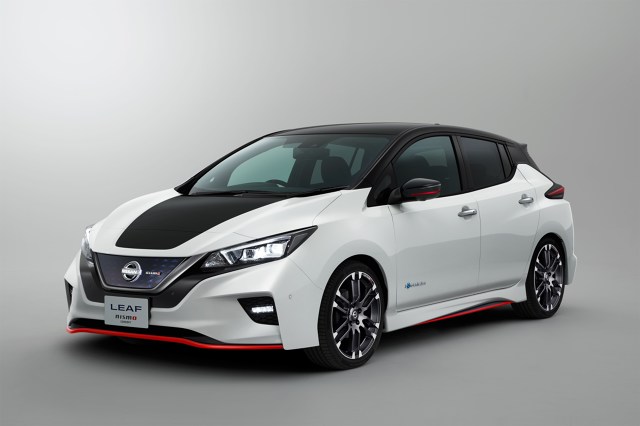 Nissan Leaf Nismo Concept
Zasięg nowego Nissana Leaf wydłużył się do 378 km (wg nowego europejskiego cyklu jazdy NEDC) na jednym ładowaniu. Dla tych, którzy chcieliby pokonywać jeszcze dłuższe trasy bez wizyty na stacji ładowania, Nissan wprowadzi do sprzedaży pod koniec przyszłego roku droższą wersję, o zwiększonej mocy i większej pojemności akumulatorów. Wersja ta będzie zapewniała jeszcze większy zasięg, odpowiadając na potrzeby jeszcze bardziej wymagających klientów.
Fot. NIssan Nissan Leaf Nismo Concept
Zasięg nowego Nissana Leaf wydłużył się do 378 km (wg nowego europejskiego cyklu jazdy NEDC) na jednym ładowaniu. Dla tych, którzy chcieliby pokonywać jeszcze dłuższe trasy bez wizyty na stacji ładowania, Nissan wprowadzi do sprzedaży pod koniec przyszłego roku droższą wersję, o zwiększonej mocy i większej pojemności akumulatorów. Wersja ta będzie zapewniała jeszcze większy zasięg, odpowiadając na potrzeby jeszcze bardziej wymagających klientów.
Fot. NIssan
